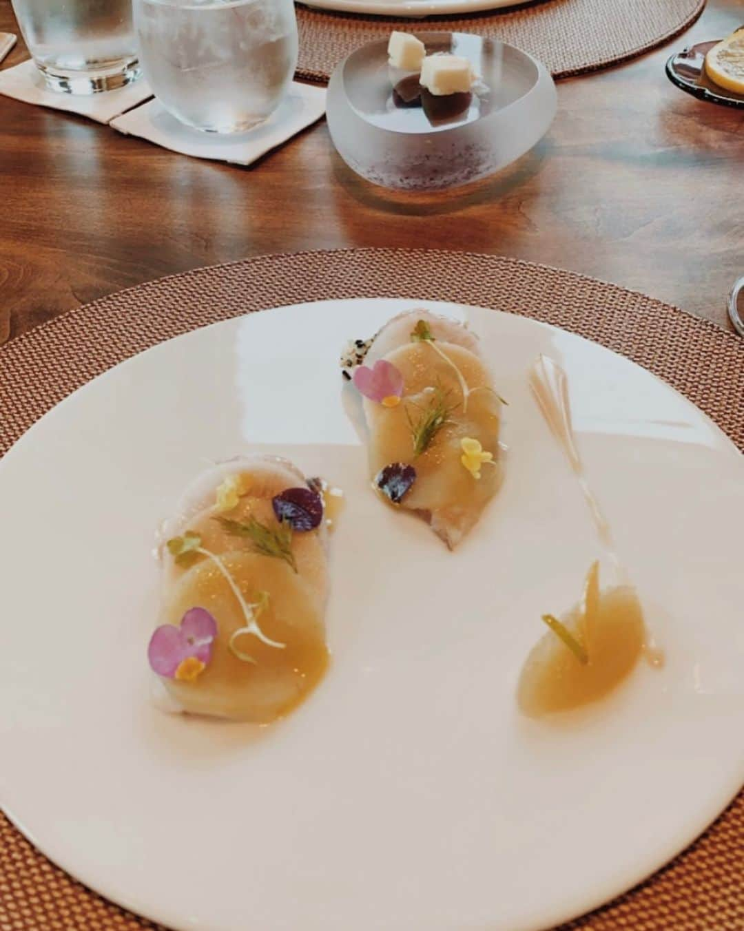 近藤美月さんのインスタグラム写真 - (近藤美月Instagram)「. . Lunch 🍴💖﻿ ﻿ 空間とかお皿とか、﻿ お料理の盛り付けまで🌟﻿ 全部が可愛すぎる🐰♡﻿ ﻿ ２枚目のお花🌷が ハートなのは偶然なのかな？☺︎﻿ ﻿ みんなで たわいもない話、﻿ ゆったり過ごした時間🕑🌟﻿ ﻿ ﻿ ﻿ ﻿ ﻿ ﻿ #インターコンチネンタル大阪 #intercontinentalhotel #ピエール」2月9日 11時58分 - miittsuk