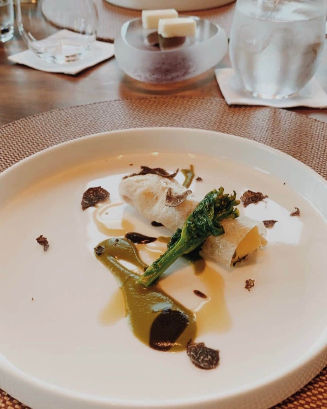 近藤美月のインスタグラム：「. . Lunch 🍴💖﻿ ﻿ 空間とかお皿とか、﻿ お料理の盛り付けまで🌟﻿ 全部が可愛すぎる🐰♡﻿ ﻿ ２枚目のお花🌷が ハートなのは偶然なのかな？☺︎﻿ ﻿ みんなで たわいもない話、﻿ ゆったり過ごした時間🕑🌟﻿ ﻿ ﻿ ﻿ ﻿ ﻿ ﻿ #インターコンチネンタル大阪 #intercontinentalhotel #ピエール」