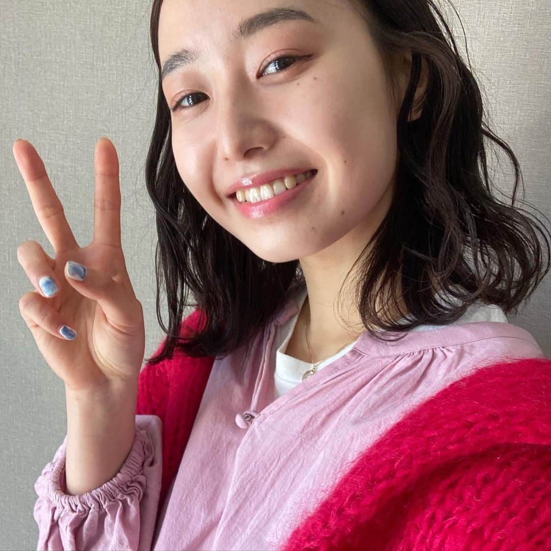 赤木 桃 #ちゃんものインスタグラム：「大人になってから赤とかピンクが好きになった🔥大切な名前に入ってる色だから😝同じ理由でハートのモチーフも好きになった、ひっくり返したら桃だから🍑街にある桃のマークは全部私のマークだと思ってる  #バーミヤン #桃太郎便 #桃屋 #すずきちネイルありがとう」