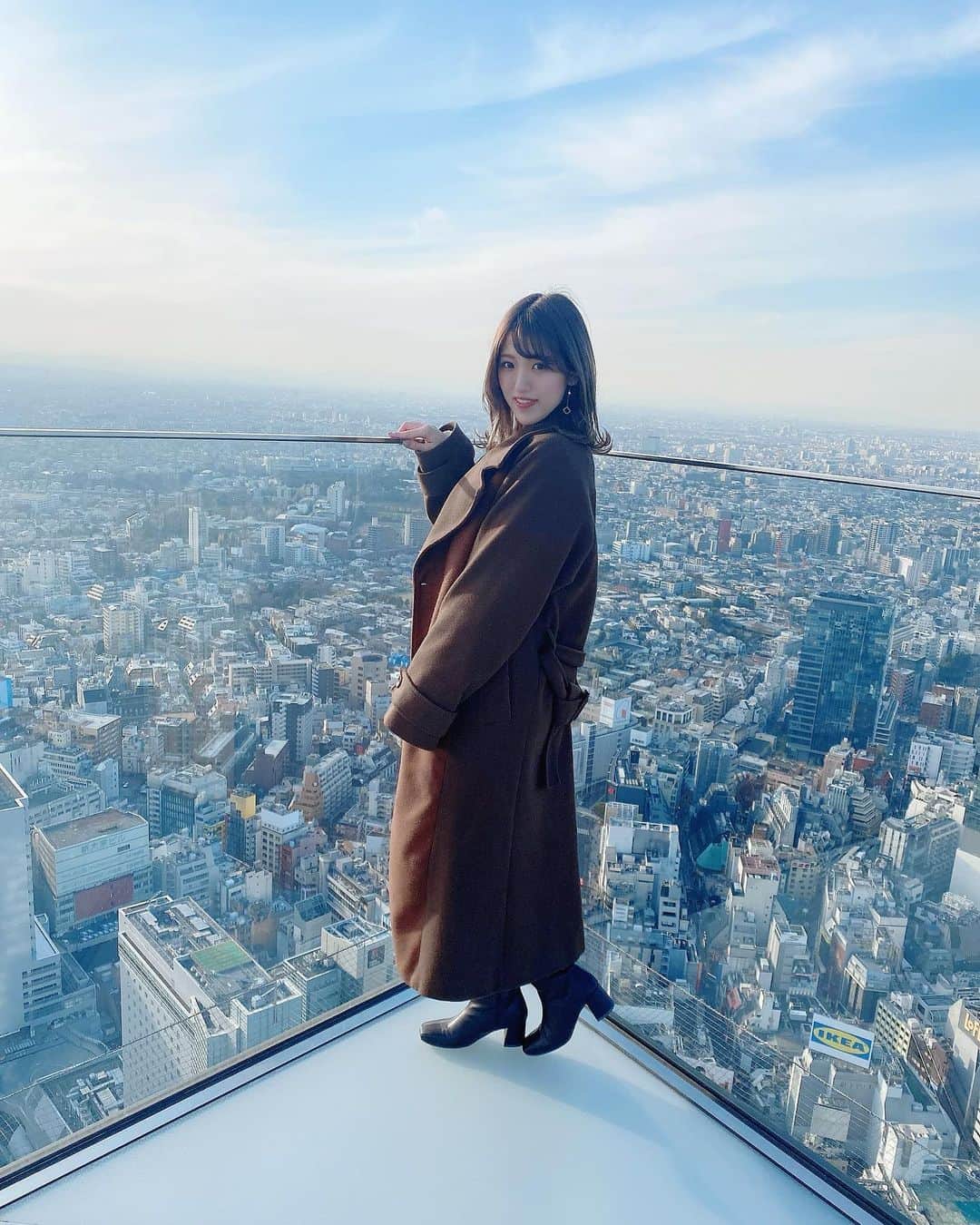 横山なつみのインスタグラム：「🏙🏙 . . . SHIBUYA SKY . 想像以上すぎて感動してた〜 今の季節はお昼でもちょい寒い🥲 あったかくなったら夜も行きたいなぁ . . .」