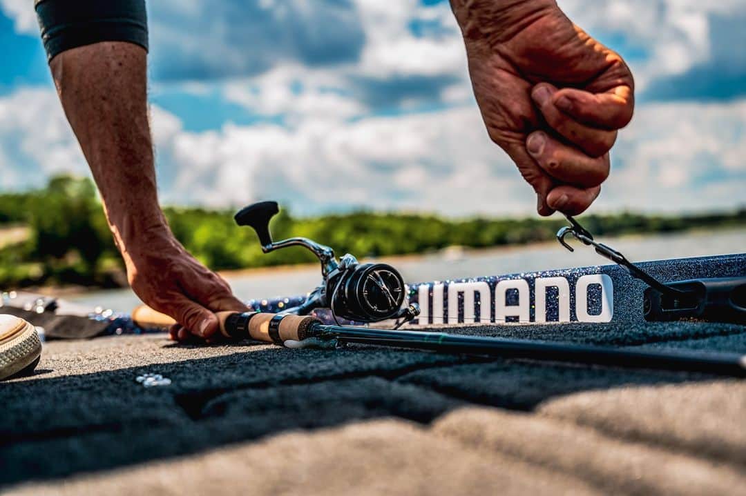 シマノ｜Fishingのインスタグラム：「Ready to ride out. Being able to identify productive spots is an important skill, but knowing when to leave them when conditions aren't right is even more crucial.  #FishShimano #BassFishing #BigBass  📸: @chefjimmydk」