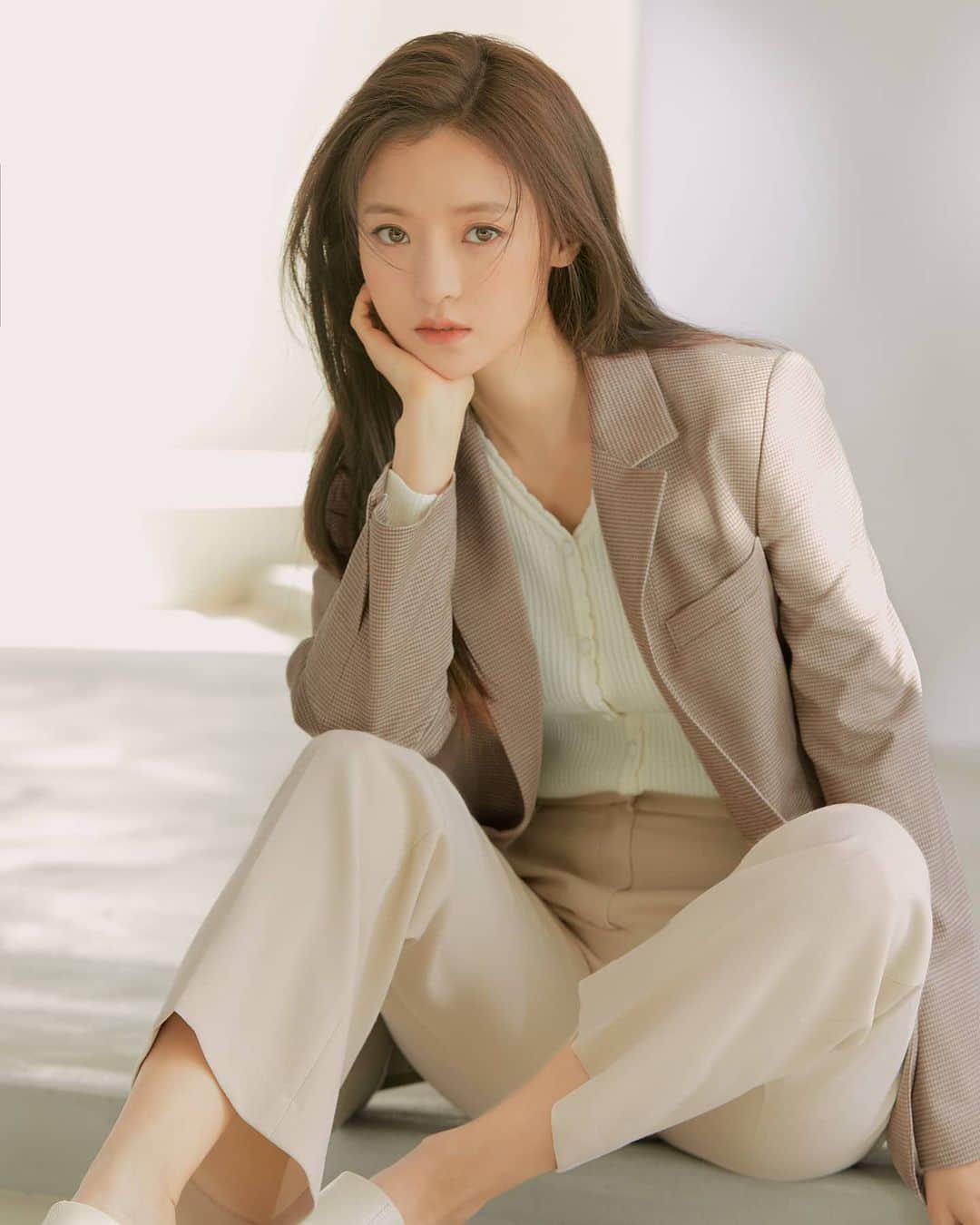 コ・ボギョルのインスタグラム：「잘 지내고 있어요? 봄이 오고 있네요 🥰 로엠만의 봄 무드가 담긴 화보컷들 가져와봤어요 💋 #Roem #rmtd #2021ss #ad」