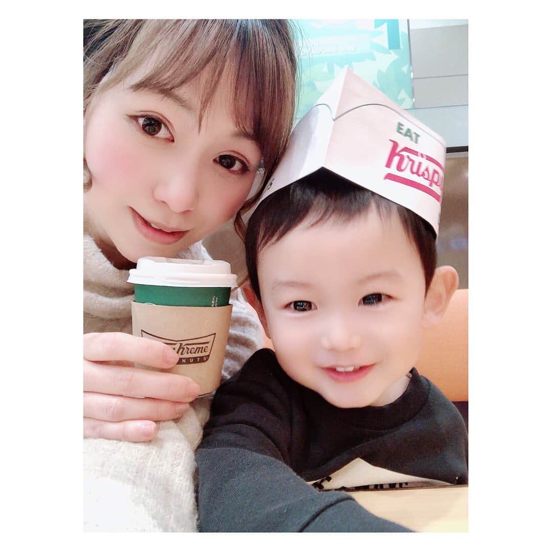 小河結香のインスタグラム：「久々天使とデートDay👼💕 この季節はどこもかしこもチョコメニューあって チョコ好きにはたまらんよね😍 昔ほど甘いの食べれなくなったけど💧(歳) 毎回クリスピークリームドーナツと スタバは外せない💨 バレンタインてもう今週か✋ 今年はアニメづくしにしたの💖 また載せます🥰 #バレンタイン限定 #チョコメニュー #クリスピークリームドーナツ #スタバ #限定に弱い女達 #天使とデート # 天使とお茶」