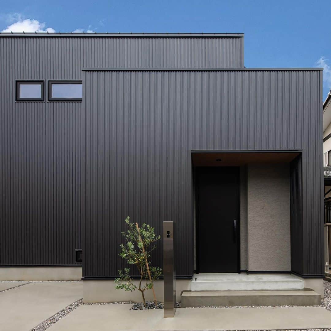 ルポハウス一級建築士事務所さんのインスタグラム写真 - (ルポハウス一級建築士事務所Instagram)「・ ・ ・ 大小異なるボリュームのボックスで構成した外観。 ・ スタイリッシュな印象を与えるダークメタリックのガルバリウムに、玄関ポーチのベージュ系塗り壁でアクセントを付けています。 ・ ・ ・ 𓐌𓐌𓐌𓐌𓐌𓐌𓐌𓐌𓐌𓐌𓐌𓐌𓐌𓐌𓐌𓐌𓐌𓐌  ルポハウスの施工事例はこちらまで☞ @reposhouse  𓐌𓐌𓐌𓐌𓐌𓐌𓐌𓐌𓐌𓐌𓐌𓐌𓐌𓐌𓐌𓐌𓐌𓐌 #ルポハウス は#ちょっとかっこいい家 を"友人のために" という思いでつくっています。 一生に一度の#マイホーム。 「あなたにしかできない」×「ルポハウスだからできる」で、 私たちだけの#家づくり を思いっきり楽しんでみませんか？！ ・ ・ ・ #住宅 #注文住宅 #新築一戸建て #デザイナーズ住宅  #一級建築士事務所 #設計事務所 #滋賀県の設計事務所 #myhome #instahouse #design #instahome #myhouseidea #ダークメタリックガルバ #外観イメージ #外観デザイン #アイジー工業 #塗り壁」2月9日 12時00分 - reposhouse