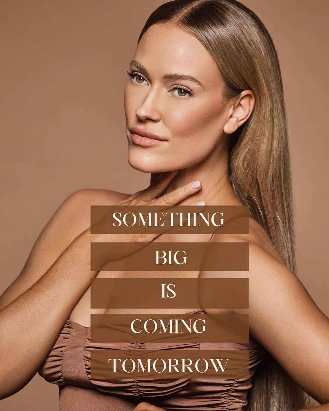 Peta Murgatroydのインスタグラム：「I’m so excited to share some exciting news with you about a project I’ve been working on for a long time! Any guesses? Tune in tomorrow to find out! ✨」