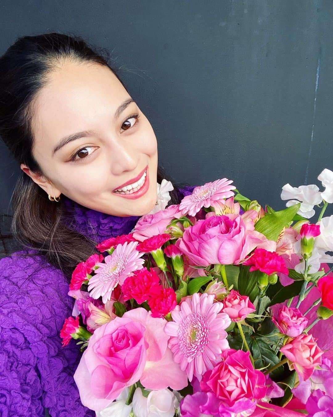 遊海 Yuumiのインスタグラム：「Love changes life 💕 sweetest valentine surprise ❤️ #love #changes #girls #valentine #バレンタイン　#peace #happiness #flowers #girlsjustwannahavefun #lovechanges #sweetest #pink #purple」