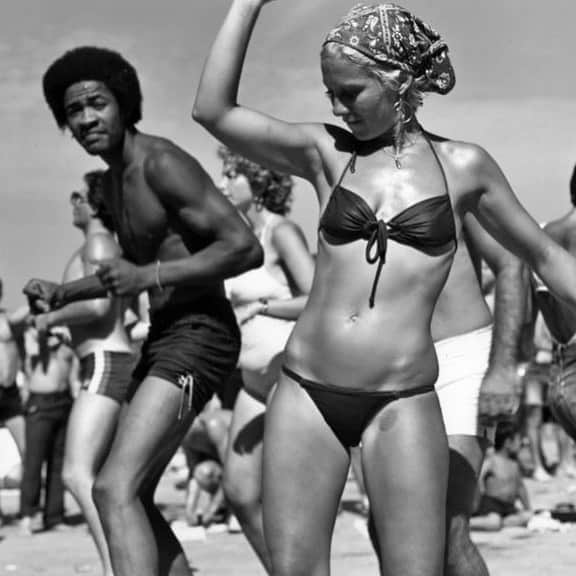Meganさんのインスタグラム写真 - (MeganInstagram)「Chicago Beaches 〰 photo by Barbara Crane, 1972 ☀️ . . . #chicago #barbaracrane #beachlife #bikini」2月9日 12時12分 - zanzan_domus