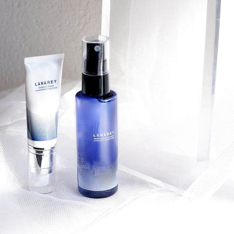 LANAREY PRISM MAKEUP _official のインスタグラム：「「崩せない人」の為の  メイクフィルムミスト、誕生！  メイクの仕上げにミストを纏うだけで メイクつけたてをキープし、夕方キレイを実現。     厳選したスキンケア＆エイジングケア成分配合で お肌にしっかりと潤いを保ち、 まるで保湿ミストのような付け心地。  毎日のマスクに、汗・皮脂・涙・雨… もうこわくない！     公式サイトにて2/9（火）20：00先行発売スタート！」