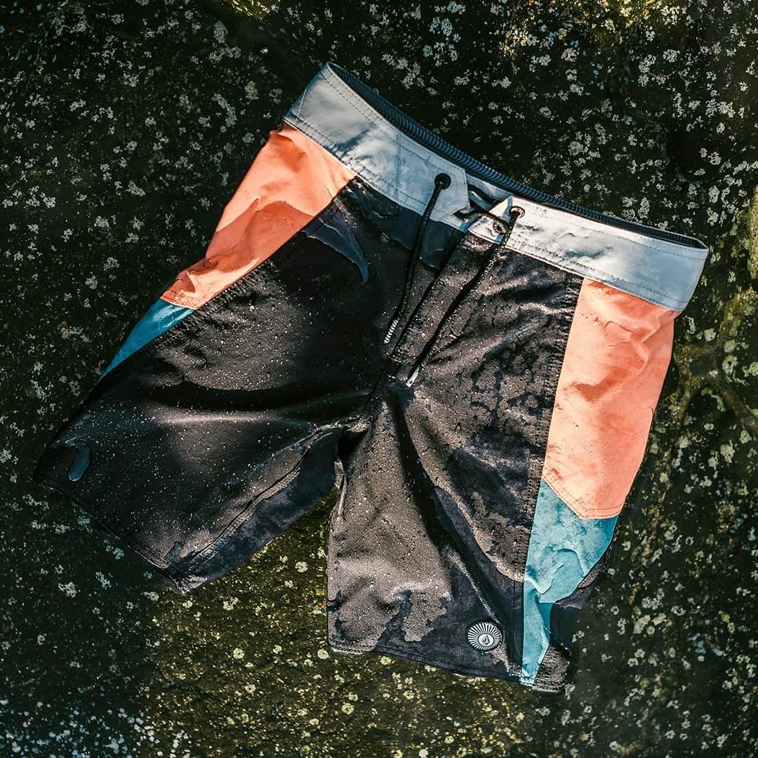 ボルコムのインスタグラム：「The Astropop Mod-Tech Trunks! 🤩  👉  vol.cm/trunks 👈」