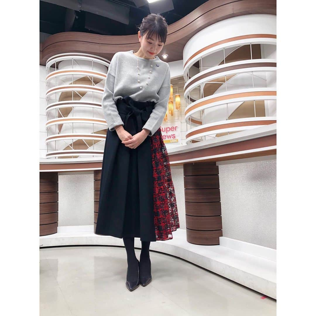 永井友梨のインスタグラム：「今日2月9日は(2ふ9く)、服の日👗 (先程smileで藤崎アナが言っていて知りました！) 今年に入ってのUMKスーパーニュースの衣装をいくつか✨ ルイールさん( @luire.select )にお借りしています。  今朝は冷えましたが、春らしいぽかぽか陽気の日も増えましたね🌸  洋服や靴が欲しくなる、物欲の春です...😇  #衣装　#アナウンサー衣装 #ルイール #服の日 #umkスーパーニュース」