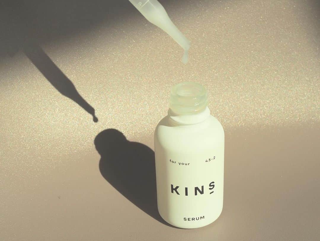 田中亜希子さんのインスタグラム写真 - (田中亜希子Instagram)「@yourkins_official   肌がゆらぐ季節の変わり目を迎える前に、マスクや乾燥でストレスの多い肌を"菌由来成分"で整えています。  洗顔したらすぐにKINSブースター、そのあとに新たに発売されたこのSERUMをつけています。  そのあと化粧水やクリーム、オイルなどいつものケアを。  健康な肌状態を作ると、スキンケアの効果が感じやすくなって 楽しくなります＾＾  #菌と生きる  #yourkins #菌活 #腸活 #乳酸菌 #菌ケア #菌care」2月9日 12時17分 - akiico