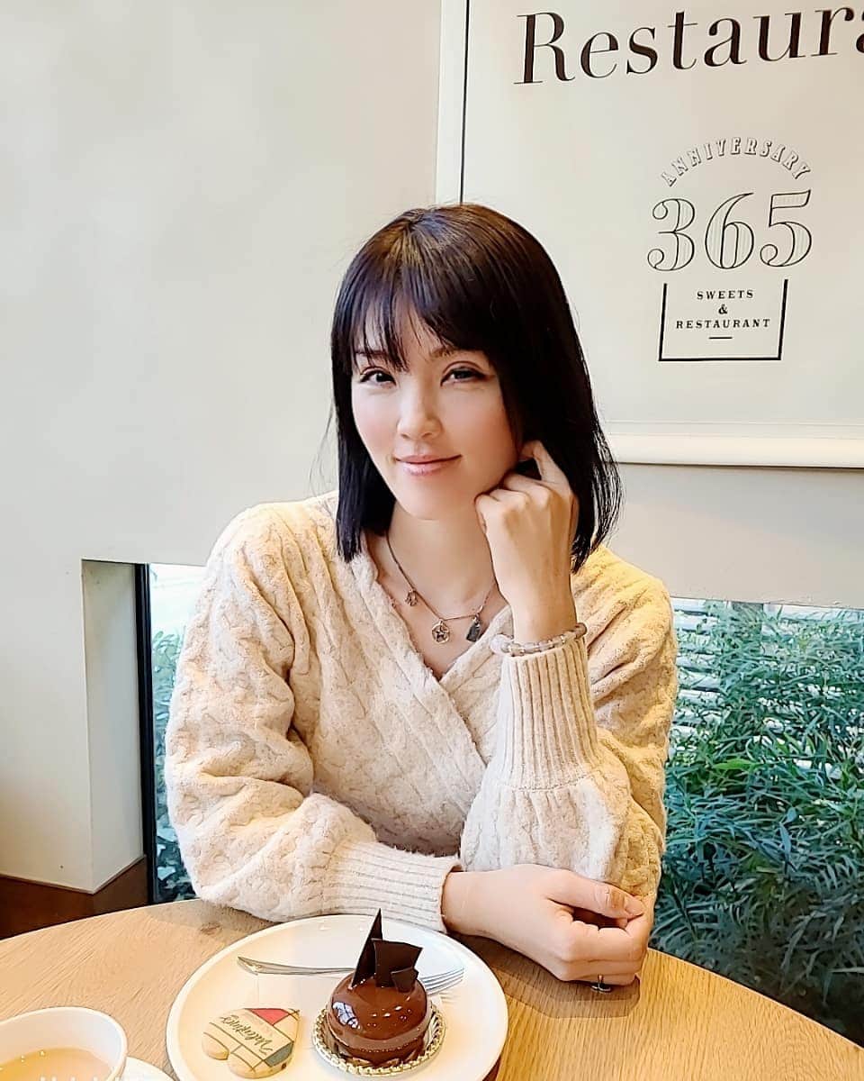 三宅裕子のインスタグラム：「昨日は娘と #バレンタインデー の#チョコ を買いに行きました☺︎♡*°  可愛いのがたくさん🍫  喜んでもらえるといいね❤  *.゜｡:+*.゜｡:+*.゜｡:+*.゜ #japaneseculture #tokyolife  #tokyomodel  #japanes#tokyolife  #tokyomodel  #japanesemodel #japanesefashion  #うさぎのいる生活  #うさぎ好きさんと繋がりたい  #ボブヘア  #ボブ #モデル #広告モデル #ママモデル #小学生ママ #カフェスタグラム #365アニバーサリー」