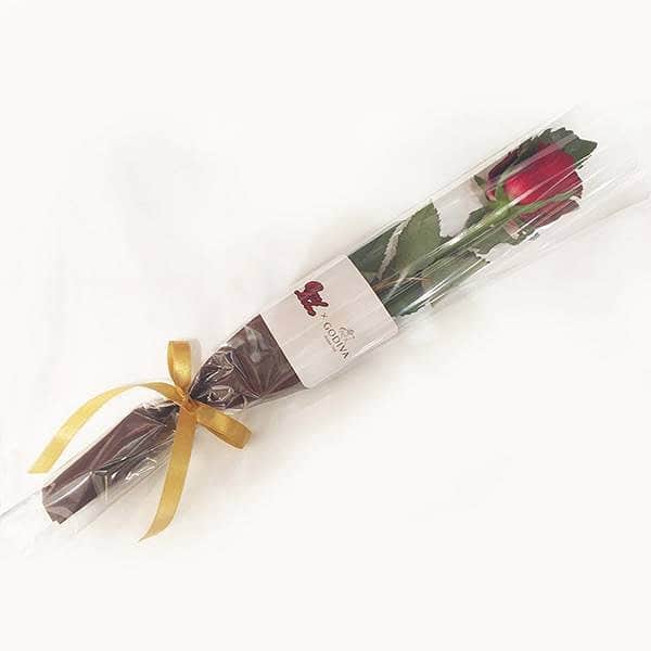 夏木マリさんのインスタグラム写真 - (夏木マリInstagram)「#godiva  #oneofloveプロジェクト  #chocolate #マリルージュ #thankyou   毎年 バレンタインシーズンは、 Godivaさんが、 One of  loveプロジェクトの 紅いバラをお客様にプレゼントしてくださいます🌹  たくさんの愛を ありがとうございます。  本日9日まで ありがとうございました......」2月9日 12時21分 - mari_natsuki