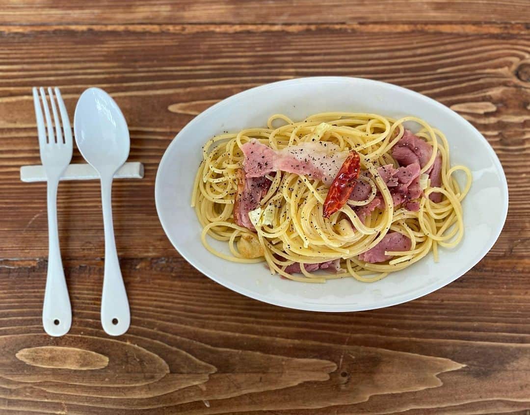 のインスタグラム：「今日のお昼は 十勝の骨付ハムを頂いたので 使う分だけ削ぎ落として にんにくたっぷりのペペロンチーノに。🧄  そして最近の 私の小さなブームがSaturniaの器。 クラシックな雰囲気も形も分厚さもすべてがかわいい♡ どんな料理を盛り付けてもしっくりくる。し、イメージが湧く。  イタリアンのお店でよく見かけてたけど今更どハマリしてます。  もう一枚欲しいなあ♡  #おうちごはん #器」