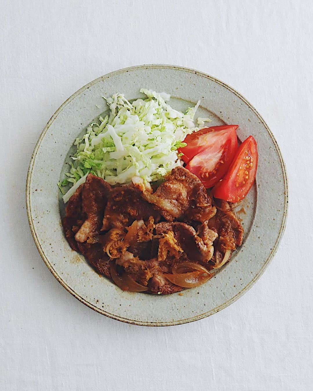 樋口正樹さんのインスタグラム写真 - (樋口正樹Instagram)「Pork Ginger . 昼ごはんは豚の生姜焼き。 豚の肩ロースで味付けは 生姜と醤油と梅シロップ。 千切り白菜とトマト添え。 . . #肉の日 #豚肩ロース #生姜焼き #しょうが焼き #昼ごはん #ランチ #千切り白菜 #おうちごはんlover #porkginger」2月9日 12時36分 - higuccini