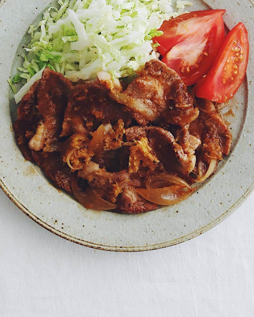 樋口正樹さんのインスタグラム写真 - (樋口正樹Instagram)「Pork Ginger . 昼ごはんは豚の生姜焼き。 豚の肩ロースで味付けは 生姜と醤油と梅シロップ。 千切り白菜とトマト添え。 . . #肉の日 #豚肩ロース #生姜焼き #しょうが焼き #昼ごはん #ランチ #千切り白菜 #おうちごはんlover #porkginger」2月9日 12時36分 - higuccini