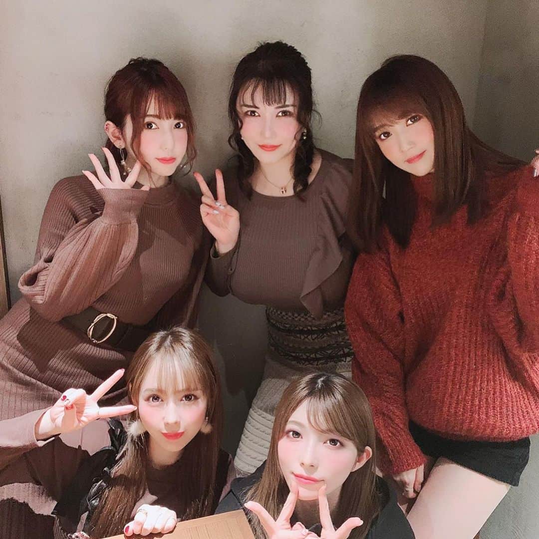 のインスタグラム：「焼肉うしごろ表参道店さん @ushigoro_yakiniku  に皆と行ってきた☺️💗 凄く美味しくて幸せでした❤️  #うしごろ表参道 #うしごろ #肉　　#焼肉 #女子会 #女子会コーデ」