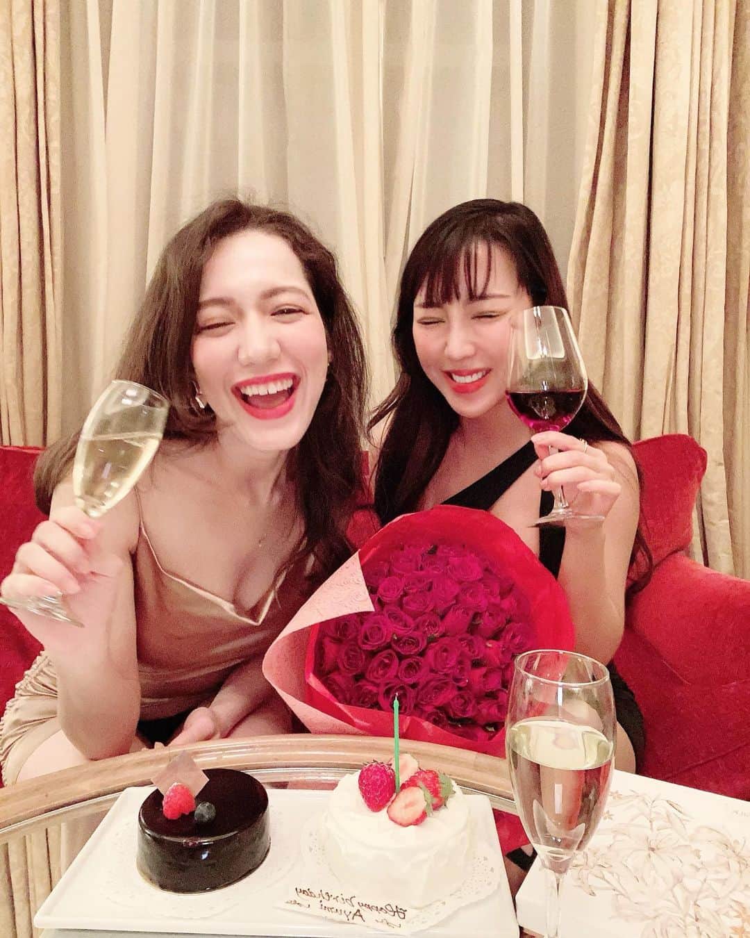 のインスタグラム：「Smile☺︎ . . 好きが渋滞❤︎ . .  #女子会  #ホテル女子会  #息ぴったり  #誕生日  #happybirthday  #thankyou  #loveyou  #💋 #ホテルザマンハッタン」
