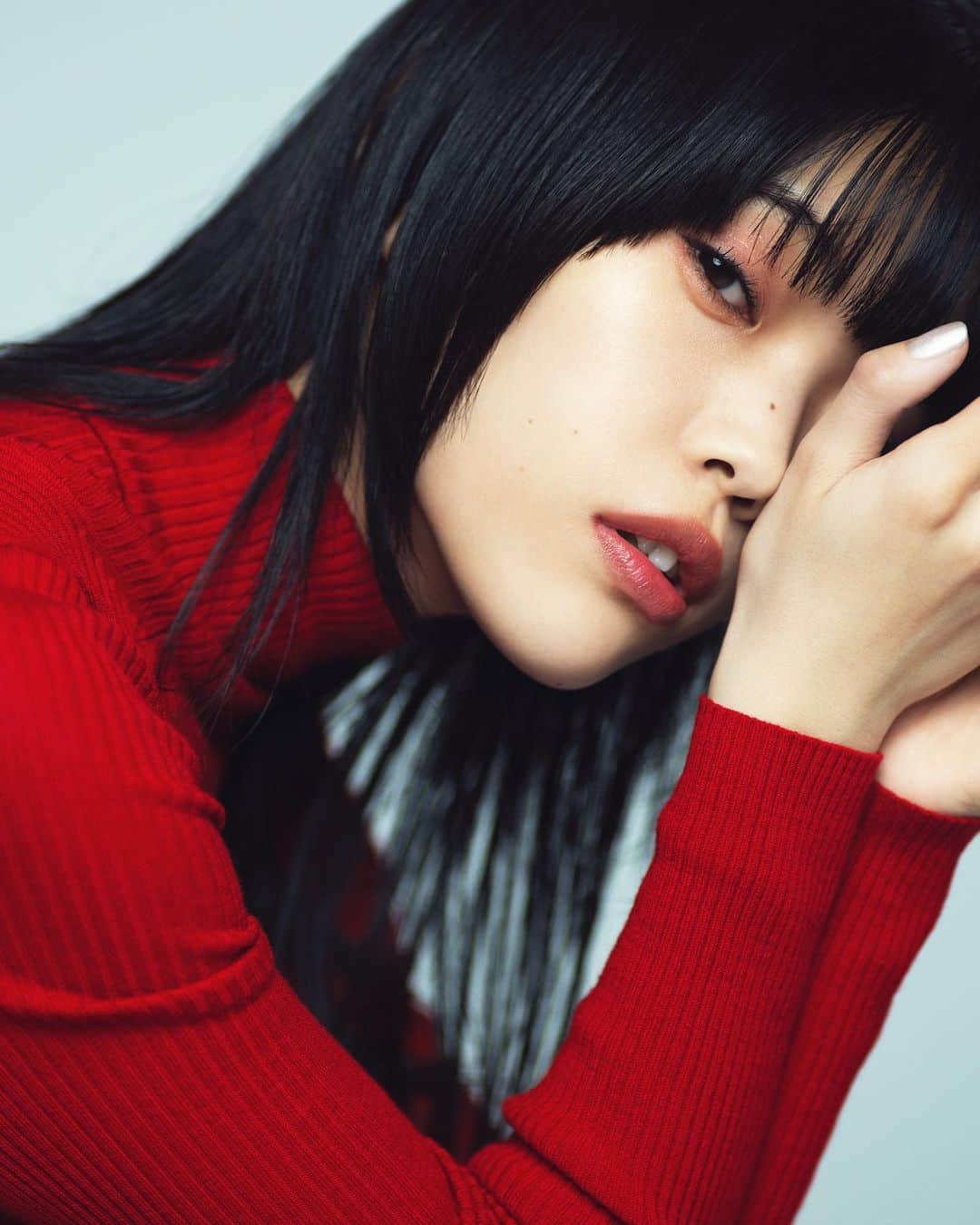 長山一樹のインスタグラム：「FIRST TAKEはイヤホンまたはヘッドホンを付けて見ると息や喉の音まで聞こえてきます。繊細なエモです。  映像と写真の監督兼撮影を担当させていただいてるYouTubeチャンネル「THE FIRST TAKE」より。アイナ・ジ・エンドさんを撮影させていただきました。  @the_firsttake  #アイナジエンド  #金木犀 Creative Director / Art Director: @smzksk  Art Director: @kana_takara  Director of Photography: @kazuki_nagayama  Lighting Director: @kazuhidetoya  Producer: Kentaro Kinoshita Producer: @makotouchida__  Stylist @masataka_hattori  Hairmake @katohairmake  #thefirsttake #photography #cinematography #director #portrait #thefirsttake #youtube #hasselblad #h6d #kazukinagayama #長山一樹」