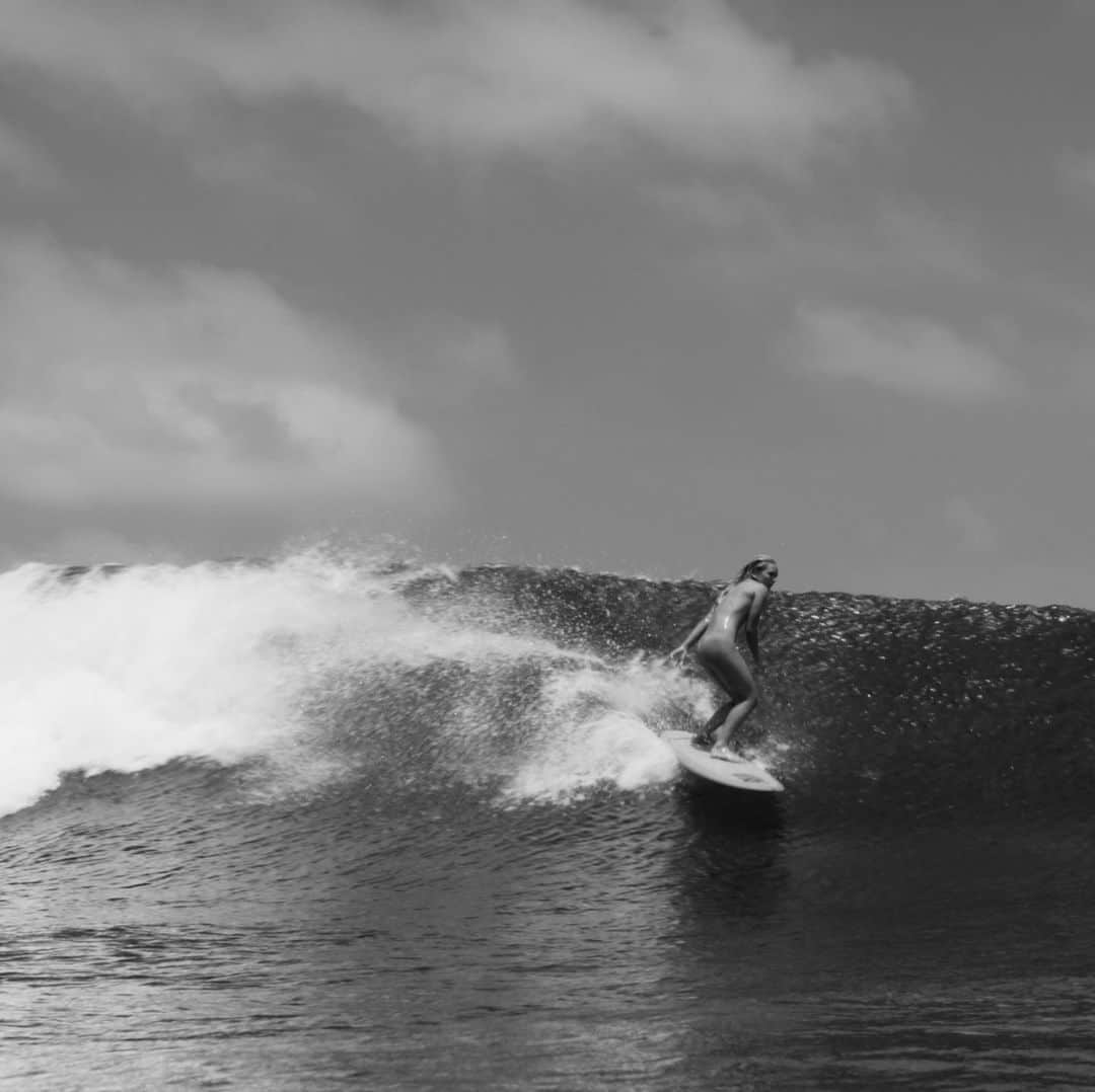 フェリシティー・パルマティアーのインスタグラム：「free 😌 click the link in my bio to watch Skin Deep! Frame grab: @fetchfilms」