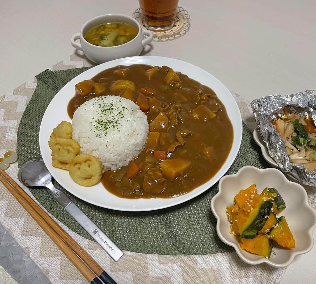 AMIのインスタグラム：「🍚 . 晩ごはん記録…🌼 . メニュー ・カレーライス ・ポテト ・かぼちゃのバター醤油 ・エリンギのホイル焼き ・ポトフ . #晩ごはん記録」