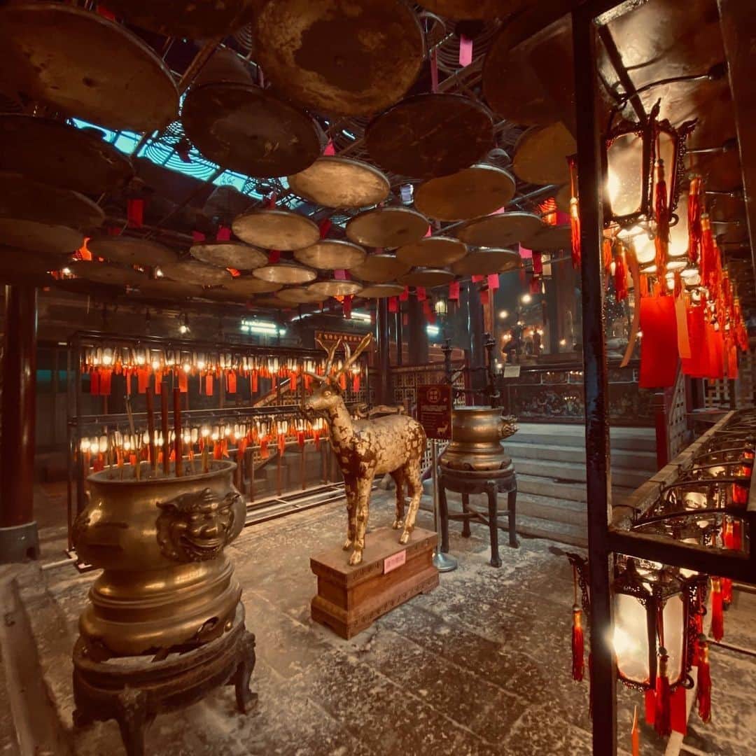 Discover Hong Kongのインスタグラム：「See the spiritual ambience of Man Mo Temple, a declared monument dated back to over 150 years ago.  你知道嗎﹖文武廟建於1847至1862年間，歷史已超過150年！  📷: @_wingggtung  #DiscoverHongKong #repost」