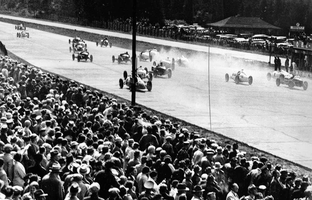 Mercedes-Benz Thailandさんのインスタグラム写真 - (Mercedes-Benz ThailandInstagram)「เปิดตำนาน ‘The Silver Arrow’ กับการแข่งขันครั้งประวัติศาสตร์ ใน International Eifel race ที่สนาม Nürburgring เมื่อวันที่ 3 มิถุนายน ค.ศ. 1934 ซึ่งถือเป็นสนามเปิดตัวครั้งแรกของ Mercedes-Benz W 25     ณ เวลานั้นรถทุกคันที่เข้าร่วมการแข่งขัน ต้องอยู่ภายใต้กฎข้อกำหนดเรื่องของน้ำหนักที่ห้ามเกิน 750 กิโลกรัม โดยกฏข้อนี้ถูกตั้งขึ้นเพื่อต้องการจำกัดความเร็วของรถแข่งไม่ให้สูงจนเกินไป แต่กฏข้อนี้ก็ถูกท้าทายโดยทีมวิศวกรของ Mercedes-Benz! จากสาเหตุของน้ำหนักรถที่เกินจากข้อกำหนดมา 1 กิโลกรัม ทำให้ทีมงานต้องรีบแก้ไขด้วยการขูดลอกสีตัวถังออกไปโดยด่วน จนเหลือแต่เนื้อของโลหะที่เป็นสีบรอนซ์เงิน     และสามารถเข้าร่วมแข่งขันได้ พร้อมกับประสบความสำเร็จ!! เมื่อนักแข่งที่ชื่อว่า Manfred von Brauchitsch ได้ควบเจ้า Mercedes-Benz W 25 เข้าเส้นชัยเป็นคันแรก โดยทำความเร็วได้สูงกว่า 250 km/h และทำให้สีบรอนซ์เงินของรถแข่งคันนี้ได้กลายมาเป็นสัญลักษณ์ของทีมแข่งในชื่อ Silver Arrow จนถึงปัจจุบัน   ดูเพิ่มเติมที่ http://bit.ly/MBSilverArrow  #Motorsport #MercedesBenz #MercedesBenzThailand」2月9日 13時00分 - mercedesbenzthailand