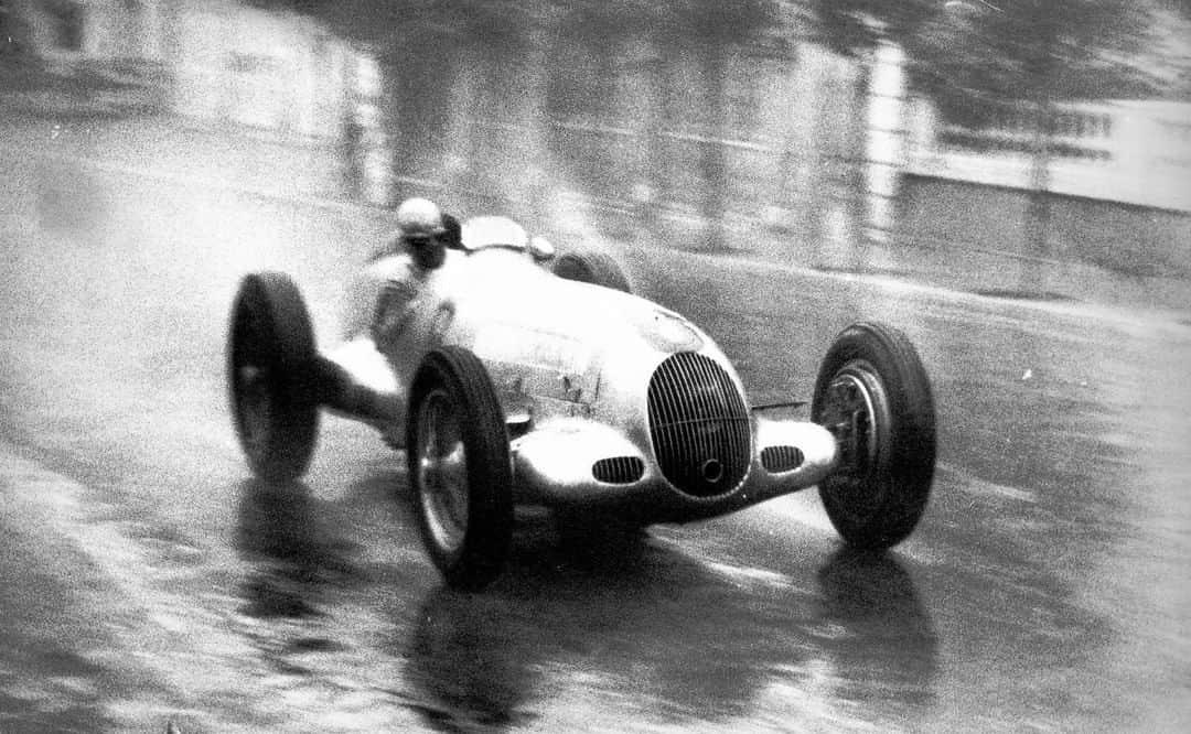 Mercedes-Benz Thailandさんのインスタグラム写真 - (Mercedes-Benz ThailandInstagram)「เปิดตำนาน ‘The Silver Arrow’ กับการแข่งขันครั้งประวัติศาสตร์ ใน International Eifel race ที่สนาม Nürburgring เมื่อวันที่ 3 มิถุนายน ค.ศ. 1934 ซึ่งถือเป็นสนามเปิดตัวครั้งแรกของ Mercedes-Benz W 25     ณ เวลานั้นรถทุกคันที่เข้าร่วมการแข่งขัน ต้องอยู่ภายใต้กฎข้อกำหนดเรื่องของน้ำหนักที่ห้ามเกิน 750 กิโลกรัม โดยกฏข้อนี้ถูกตั้งขึ้นเพื่อต้องการจำกัดความเร็วของรถแข่งไม่ให้สูงจนเกินไป แต่กฏข้อนี้ก็ถูกท้าทายโดยทีมวิศวกรของ Mercedes-Benz! จากสาเหตุของน้ำหนักรถที่เกินจากข้อกำหนดมา 1 กิโลกรัม ทำให้ทีมงานต้องรีบแก้ไขด้วยการขูดลอกสีตัวถังออกไปโดยด่วน จนเหลือแต่เนื้อของโลหะที่เป็นสีบรอนซ์เงิน     และสามารถเข้าร่วมแข่งขันได้ พร้อมกับประสบความสำเร็จ!! เมื่อนักแข่งที่ชื่อว่า Manfred von Brauchitsch ได้ควบเจ้า Mercedes-Benz W 25 เข้าเส้นชัยเป็นคันแรก โดยทำความเร็วได้สูงกว่า 250 km/h และทำให้สีบรอนซ์เงินของรถแข่งคันนี้ได้กลายมาเป็นสัญลักษณ์ของทีมแข่งในชื่อ Silver Arrow จนถึงปัจจุบัน   ดูเพิ่มเติมที่ http://bit.ly/MBSilverArrow  #Motorsport #MercedesBenz #MercedesBenzThailand」2月9日 13時00分 - mercedesbenzthailand