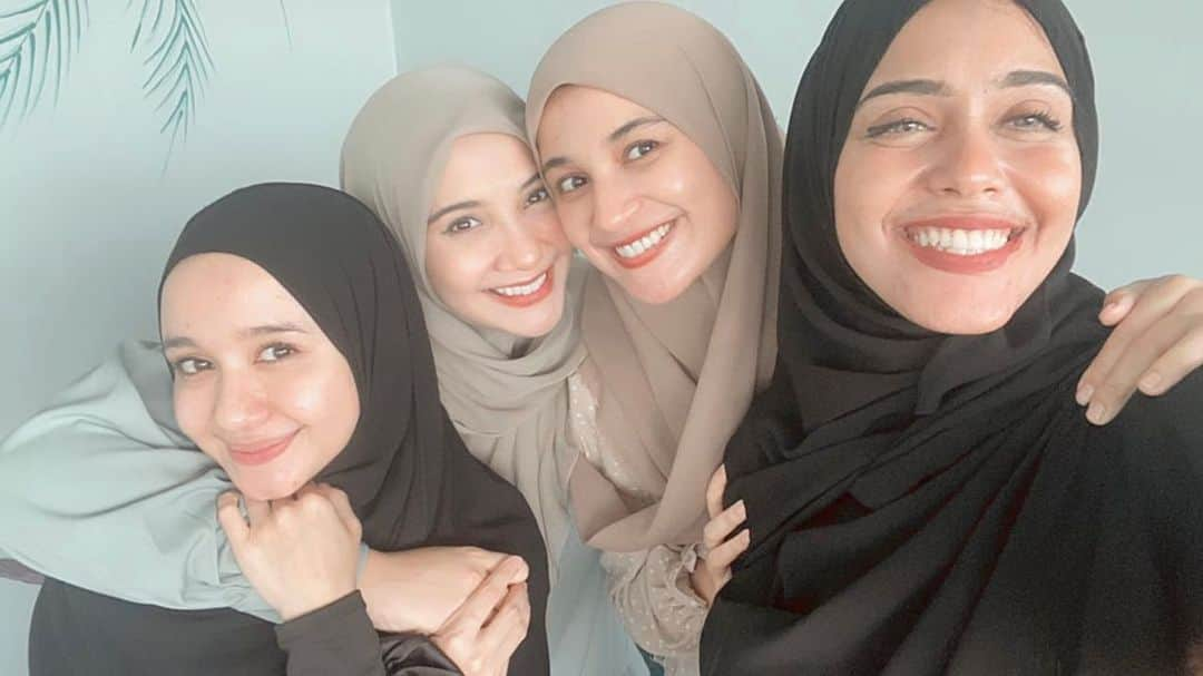 ラウディアシンシアベラのインスタグラム：「بِسْمِ اللَّهِ  Weekend kemaren ketemu wanita-wanita arab ku.  ماشآء الله تبارك الله   Ada yang baru sampai Jkt, ada yang mau melahirkan, Dan ada yang mau safar ke kota lain buat sementara waktu🥺(bakalan kangeeenn ayank🤯)  Semoga Allah Subhaanahu Wa Ta'ala selalu menjaga kalian yaaa Kishicaan🌸」