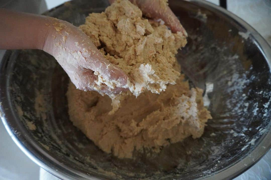 JUNNAのインスタグラム：「週末時間  昨年使った杉桶に また今年の味噌を仕込みました  煮上がったふっくらツヤッツヤの大豆を 大きなボールに入れ、ひとつひとつ手で潰して滑らかにしていく  手先が感じる豆の感触...なんだろうこの幸福感  柔らかな大豆の香りが広がって...  静かに大豆に向かいあう  この時間。 たまらなく幸せ時間すぎるのです  昨年作ったお味噌は私が 人生で口にしたお味噌の中で一番美味しかった  今年はどんな仕上がりになるかな...  たまに覗いては、完成をわくわく待つ この時間も愛おしい  作りながら教えていただく @ruban_kumi さんの 食のお話しがとても興味深く 貴重なお時間。 また今年もこの時間を作っていただけた事に感謝🙏✨  #私の手前味噌  【材料詳細】 大豆　岡山県の蒜山耕藝　無肥料無農薬  米麹　福井県マルカワ味噌(蔵付き天然麹菌)無肥料無農薬  塩　内モンゴル天日湖塩  晒　PRISTINE オーガニックコットン  #味噌 #大豆 #手作り#杉桶 #手作り味噌#味噌作り#味噌玉#soybeans#miso#homemade#岡山#福井#杉桶仕込み」