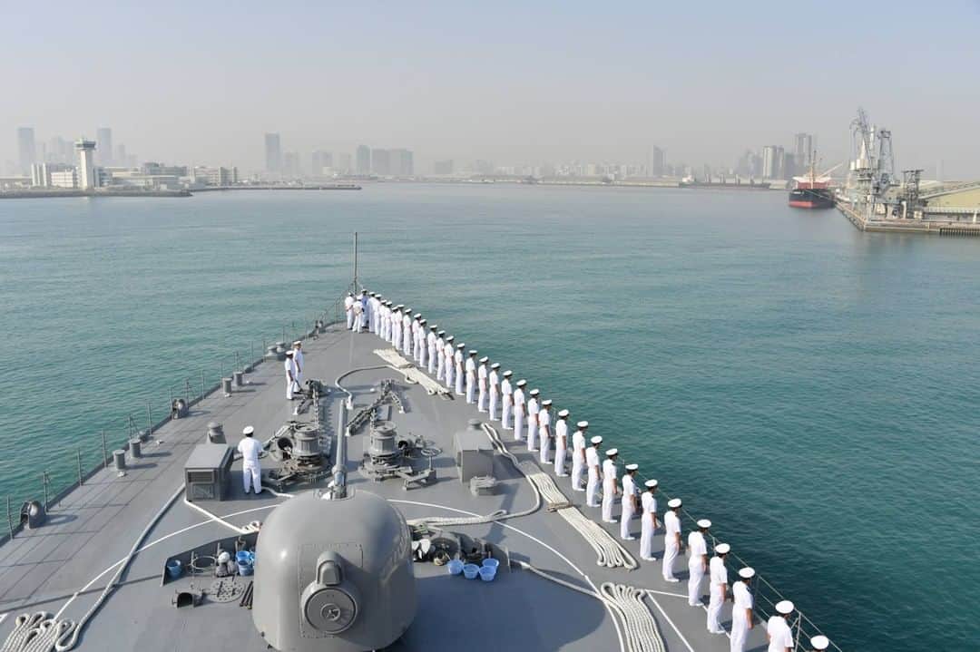 海上自衛隊さんのインスタグラム写真 - (海上自衛隊Instagram)「【#バーチャル世界一周】 本日は #UAE #アブダビ 🇦🇪の平成30年の写真をお届けします！ UAE海軍音楽隊の出迎えに始まり、海軍士官学校では、若手士官とフットサルのスポーツ交歓を行いました。  #海上自衛隊  #交流  #笑顔  #海外」2月9日 13時02分 - jmsdf_pr