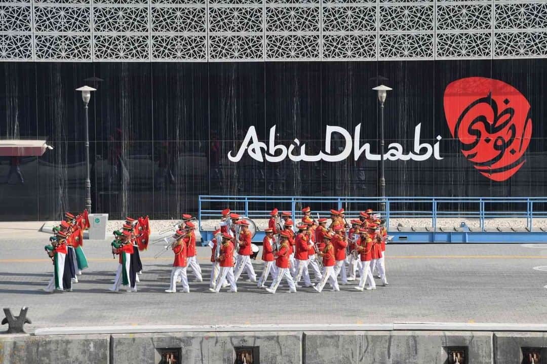 海上自衛隊さんのインスタグラム写真 - (海上自衛隊Instagram)「【#バーチャル世界一周】 本日は #UAE #アブダビ 🇦🇪の平成30年の写真をお届けします！ UAE海軍音楽隊の出迎えに始まり、海軍士官学校では、若手士官とフットサルのスポーツ交歓を行いました。  #海上自衛隊  #交流  #笑顔  #海外」2月9日 13時02分 - jmsdf_pr