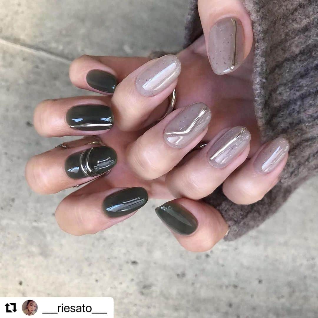 initygel_officialのインスタグラム：「RIE先生🤎 @___riesato___   RIE先生が今回はスターサンドコレクションとTOY’sノンワイプアートクリアハイを使用してくださり、めっちゃトレンド感最高のかわいい作品を🥺  現在TATオンラインSALEにて発売中の204色全色セットにももちろん、スターサンドコレクション全10色入ってます🤗  毎回究極にかわいい作品に使用してくださり ありがとうございます🤎  #Repost @___riesato___ with @make_repost ・・・ ふかみどり可愛いので すごいオススメ🤤🤍 緑はゴールドミラーでも可愛いよ絶対🤤  . .  #ネイル #ニュアンスネイル#nails #ネイルデザイン #nailart #サンドネイル #トレンドネイル #シンプルネイル #ジェルネイル #カジュアルネイル #お洒落ネイル #大人ネイル #冬ネイル #アシメネイル #グリーンネイル #ミラーネイル」