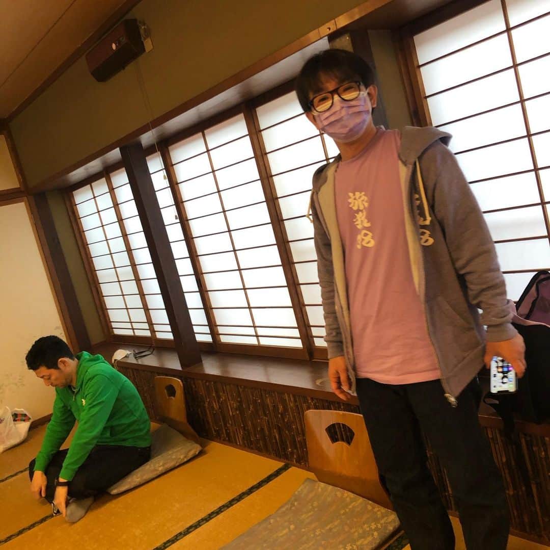 岡村隆史のインスタグラム：「旅猿　ハードでした 濱口さん来てくれました。 コマンダンテ石井君が 旅猿を監視しながら」