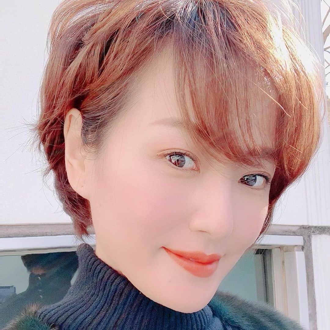 真樹麗子さんのインスタグラム写真 - (真樹麗子Instagram)「来週の撮影に向けて、素敵なショートカットスタイルに♡  美穂さん💗　@twiggy.miho  いつも、ありがとうございます😊  ツヤ感のある、綺麗なショートヘアスタイルを楽しむには、お手入れも愛しみたく♡  twiggyの @yumedreaming  のシャンプー、トリートメント、ヘアセラムで髪をヘルシーに♡ セットの際には、美穂さんが教えて下さったテクニックのワックス&ジェルを混ぜてツヤ感を大切にしています♡  撮影が、楽しみ💗  #ショートカット　 #ショートヘア #ユメドリーミン  #twiggy #twiggytokyo #ootd coat @fendi  #fendi  knit @sacaiofficial  #sacaiofficial」2月9日 13時12分 - makiofficial_0718