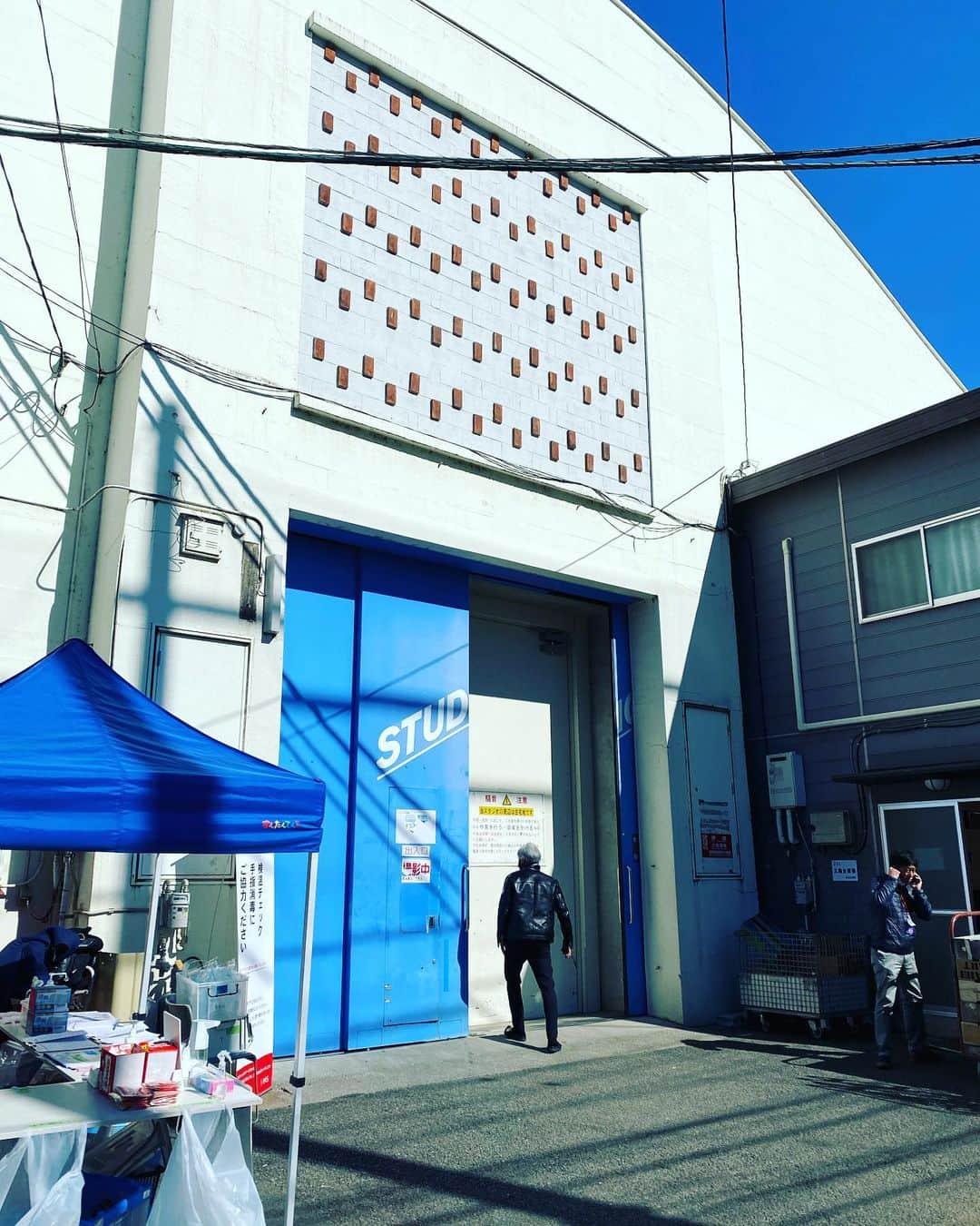 大根仁のインスタグラム：「マシーン日記日記。今日は休演日ですが、働かざるものなんとやらなのでCM撮影をやってます。スタジオに入ろうとしているのは照明技師界でいちばんオシャレな中村裕樹さん。　#マシーン日記　#キリン一番搾り」