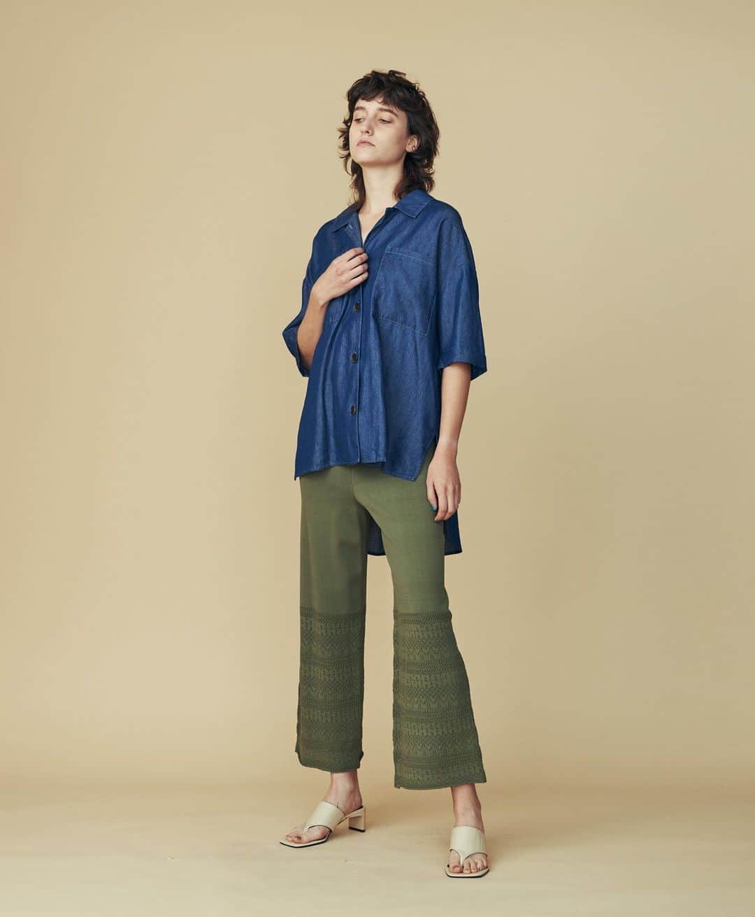 COTORICA.(コトリカ) のインスタグラム：「✔️NEW ARRIVAL﻿ ————————————————————﻿ ﻿ ■ジャガードレースニットパンツ﻿ ¥5,400+tax﻿ ﻿ さりげない裾のレース編みがポイントのニットパンツ。﻿ ﻿ さらりとした素材感で着心地も抜群。﻿ ﻿ ウエストゴムの楽ちん仕様で、﻿ デイリーシーンに気軽に取り入れられる便利な1枚です。﻿ ﻿ ゆったりとしたニットやトップスでゆるっとした着こなしや、ブラウスやシャツ合わせで綺麗めカジュアルな着こなしもおすすめです。﻿ ﻿ ————————————————————﻿ #COTORICA. #fashion#coordinate#onlinestore#instafashion#instagood#markstyler#2021ss#コトリカ#ママコーデ#ママファッション#プチプラコーデ#プチプラファッション#春服#春コーデ#ニットパンツ#ジャガードパンツ#ジャガードレース#レースパンツ」