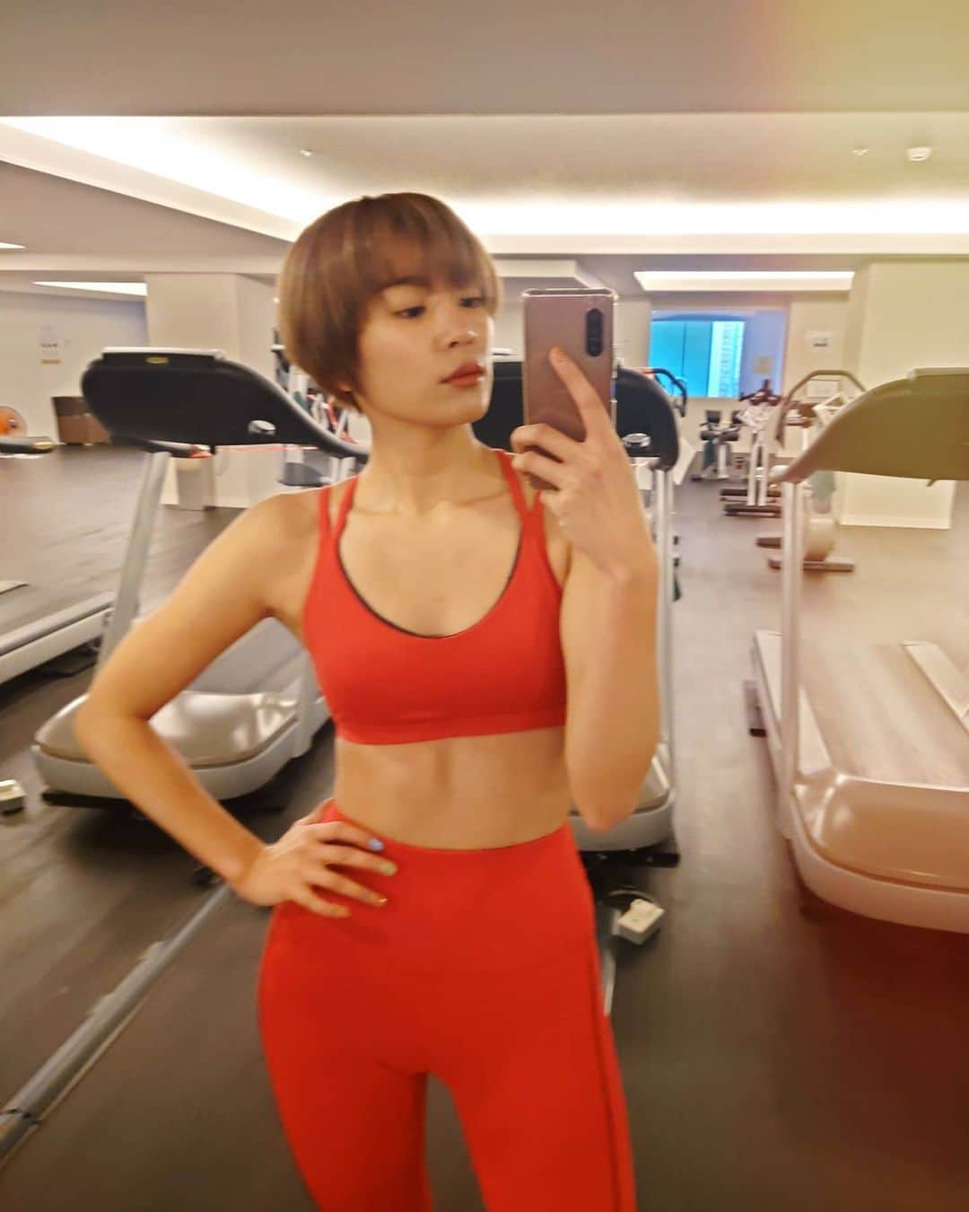 平アスカのインスタグラム：「【オンライントレーニングでbodymake】 朝から合同トレーニングめっちゃキツかった、、😂終わったあとクラクラしたけど爽快感がさいこうなのよ✨（写真酸素欲しがって鼻が膨らんでる？笑） . オンラインでみなさんと一緒にできるトレーニング2月は今週土曜日13日と来週土曜日20日開催です！！ ご参加希望の方はコメント、DMおまちしてます！ 今週は太もも引き締めのためのメニューを組んでストレッチ、（できればほぐし）トレーニングをやろうとおもいます！ふともも痩せに必要なことを教えますー！！ お時間ある方はぜひ一緒にbodymakeしましょう！！ オンライントレーニングは基本自重トレーニングなのでどなたでもご参加しやすい内容になってます！ 質問などお気軽に @haradamasato0513 にご連絡ください！ （わたしでも大丈夫です）#オンライントレーニング#筋膜リリース　#bodymake #training」