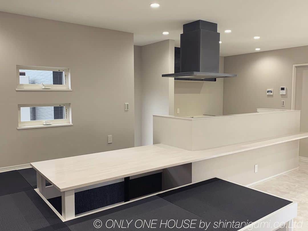 ONLY ONE HOUSE 株式会社 新谷組のインスタグラム：「*  #小上がりダイニング  キッチンに横並びで造作した 小上がりダイニング🪑 堀座卓なので脚も楽チンです✨  小上がりはキッチンに立つ家族との目線が 近くなるところもいいですね😊  more phots▶︎ @shintanigumi.co.ltd   インスタ毎日更新中🌐 いいね！&フォローよろしくお願いします🌿  --------------------------------------  新谷組は土地探しから 設計施工管理の全てを 弊社で担う事ができます！  大工工務店だからこそ出来る 枠にとらわれない自由な発想で お客様のお家づくりを 全力でサポートいたします💪🏻  お気軽にご相談ください💁🏻‍♀️  #ONLY_ONE_HOUSE by shintanigumi.co.Ltd  ✭ 本社𝕋𝔼𝕃  0770-78-1255 ✭ 事務所𝕋𝔼𝕃  0770-59-2552 ✭  𝔼 𝕞𝕒𝕚𝕝  shintanigumi@outlook.jp ✭ 新谷組𝙷𝙿 http://www.shintanigumi.jp  --------------------------------------  #新谷組 #オンリーワンハウス #おおい町 #舞鶴市 #高浜町 #小浜市 #敦賀市 #若狭町 #美浜町 #新築 #一戸建て #外構工事 #改修工事 #シンプルライフ #マイホーム #注文住宅 #デザイン住宅 #自由設計 #工務店 #家事楽動線 #家づくり #ダイニング #キッチン #ldk #掘りごたつ」