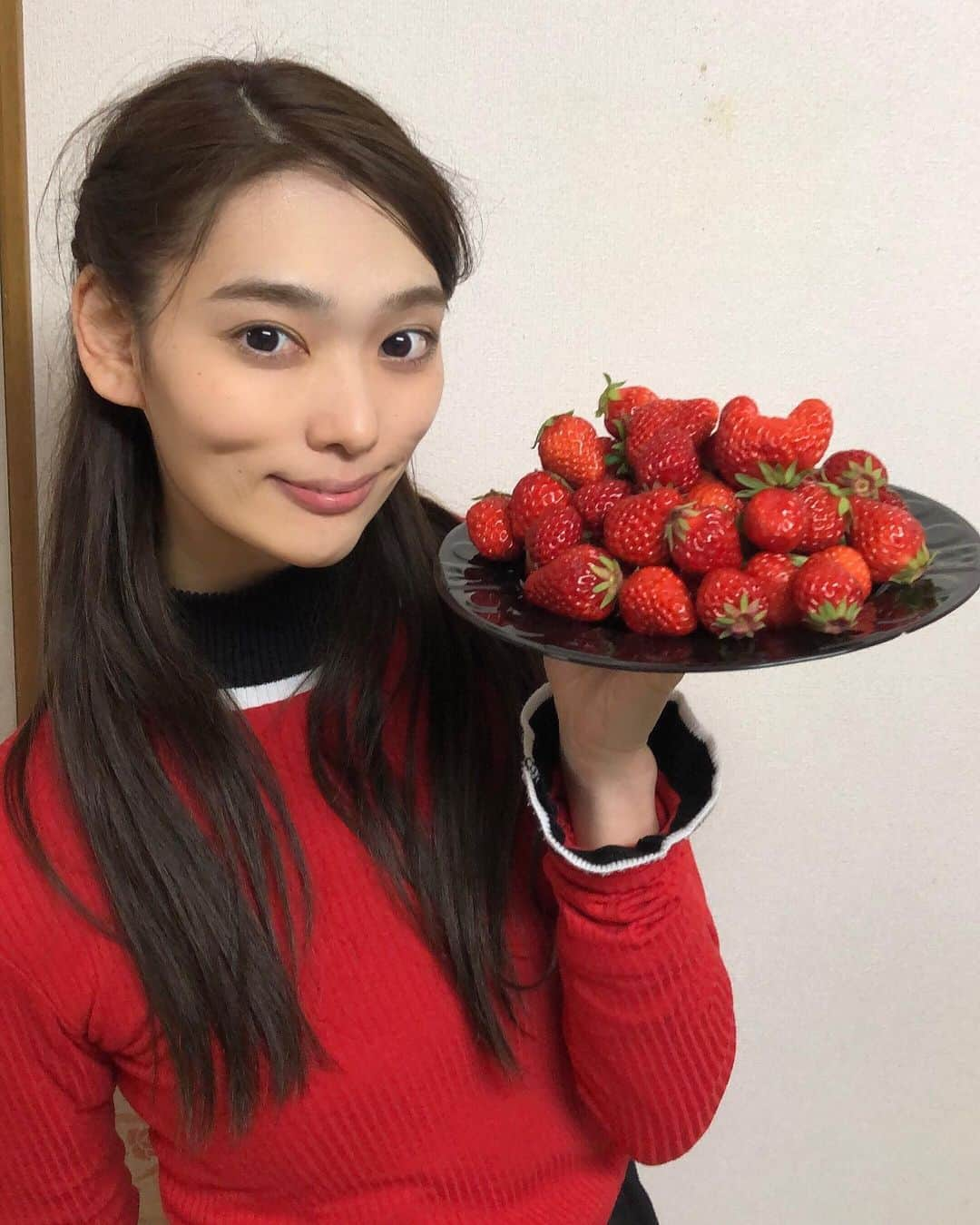 天玲美音さんのインスタグラム写真 - (天玲美音Instagram)「いちごちゃんどうぞ❤️ 🍓🍓🍓🍓🍓🍓🍓🍓🍓🍓 . いちご娘？？😂笑 さぁ、どのMIONがお好みかな？1/4 . この持ち方🤣 どうぞ召し上がれ💕 . . . LOVE&SMILE #天玲美音 ☺︎ . . . #stayhome #stayathome  #strawberry #sweet #fruits #フルーツ #ふるーつ #ビタミン #strawberrygram #いちご #イチゴ #苺 #ストロベリー #すとろべりー #いちごちゃん #赤 #red #fashion #coordinate #ootd #こんもりいちご #いちごMION #model #modeling #フルーツのある暮らし #StrawberryMION #miontenrei2021」2月9日 13時19分 - miontenrei