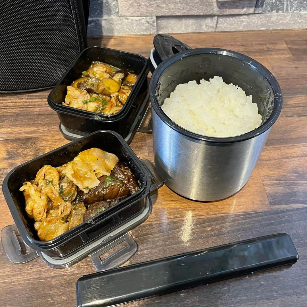 沢村玲/REIのインスタグラム：「今日のお弁当！  "なすと豚バラのスタミナ丼"でーす🤗  みんなはお昼ご飯何食べたー？  #お弁当  #料理男子  #料理上手になりたい」