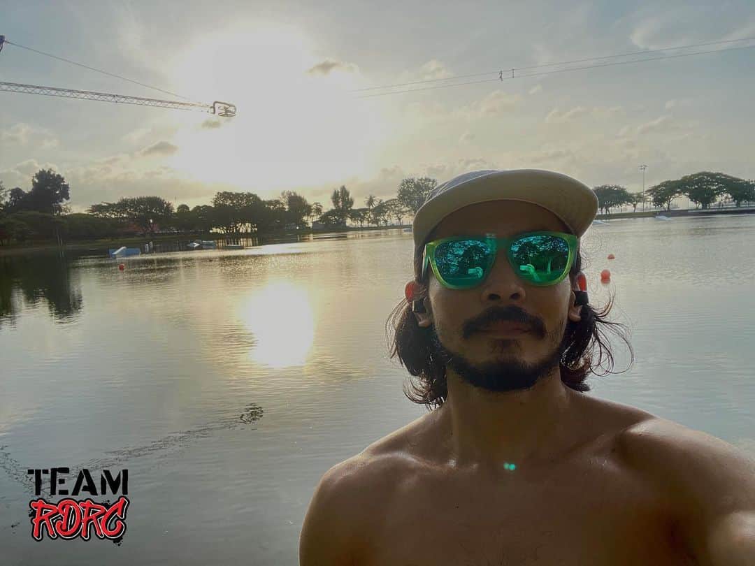 のインスタグラム：「⁣ Woke up early this morning (unplanned) with this feeling of excitement to take my new @knockaround shades out for a spin! I sweat a lot but these really stayed comfortably, on my face with no slippage.⁣ ⁣ As a newcomer to running/endurance sports I feel super lucky to have been selected as a 2021 RDRC Ambassador, thankful for the opportunity and support! ⁣ @reddotrunningco⁣ ⁣ #rdrcsg #rdrcgangsta #knockaround #running #sgrunners」