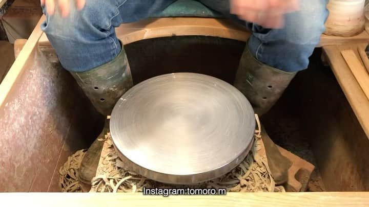 のインスタグラム：「練り込み技法で作ったパンダ柄の茶碗を6個削る動画🐼  #せともの #瀬戸物 #セトモノ #瀬戸市 #練り込み技法 #練り込み #練り上げ #ceramic #pottery  #nerikomi #neriage #水野智路 #模様 #coloredclay #パターン #pattern #art #clay #artwork #tomoro  #パンダ #panda #🐼」