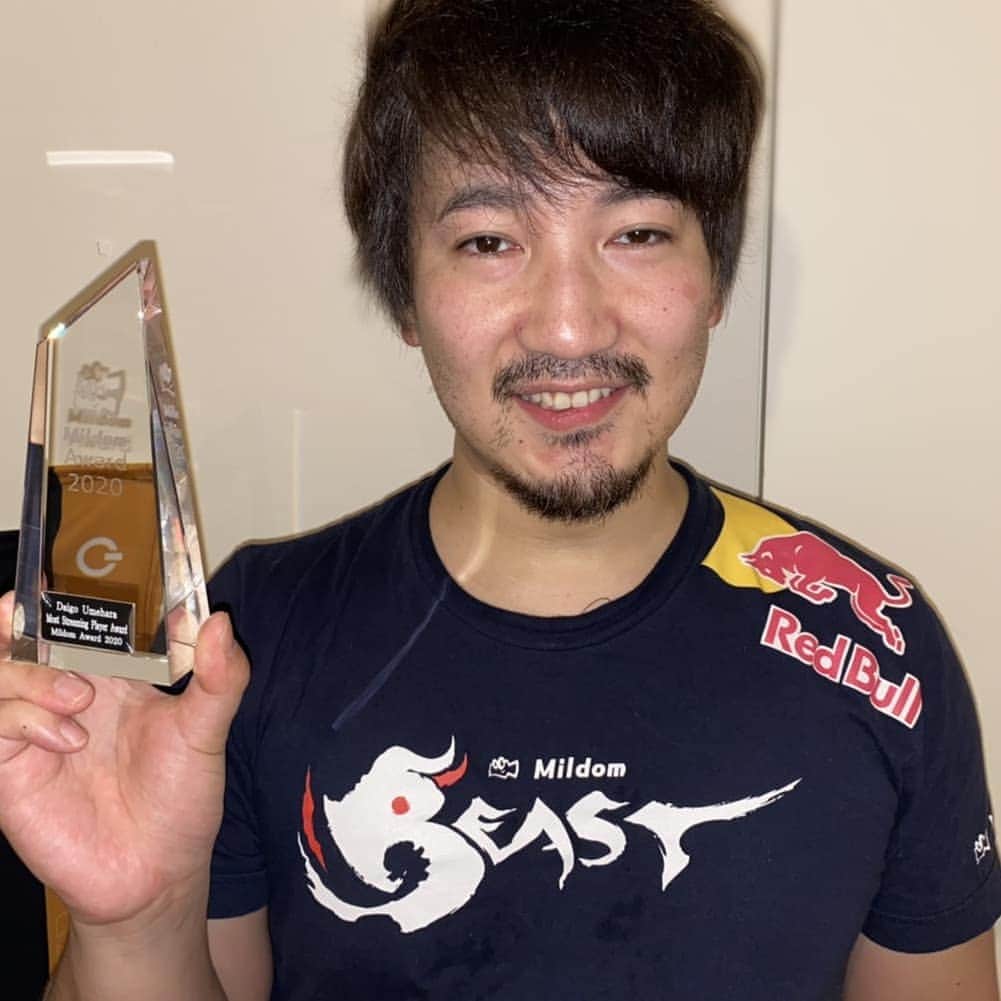 梅原大吾のインスタグラム：「Mildom Award 2020の “Most Streaming Player Award”（最も活躍したストリーマー賞）をいただきました！ ありがとうございます！ 今年も引き続きMildomでたくさん配信していくのでよろしくお願いします  Thanks to Mildom for presenting me their "Most Streaming Player Award" for 2020!  Lots more streaming on Mildom this year, so stay tuned! Mildom Mildom Beast @beastfgc」