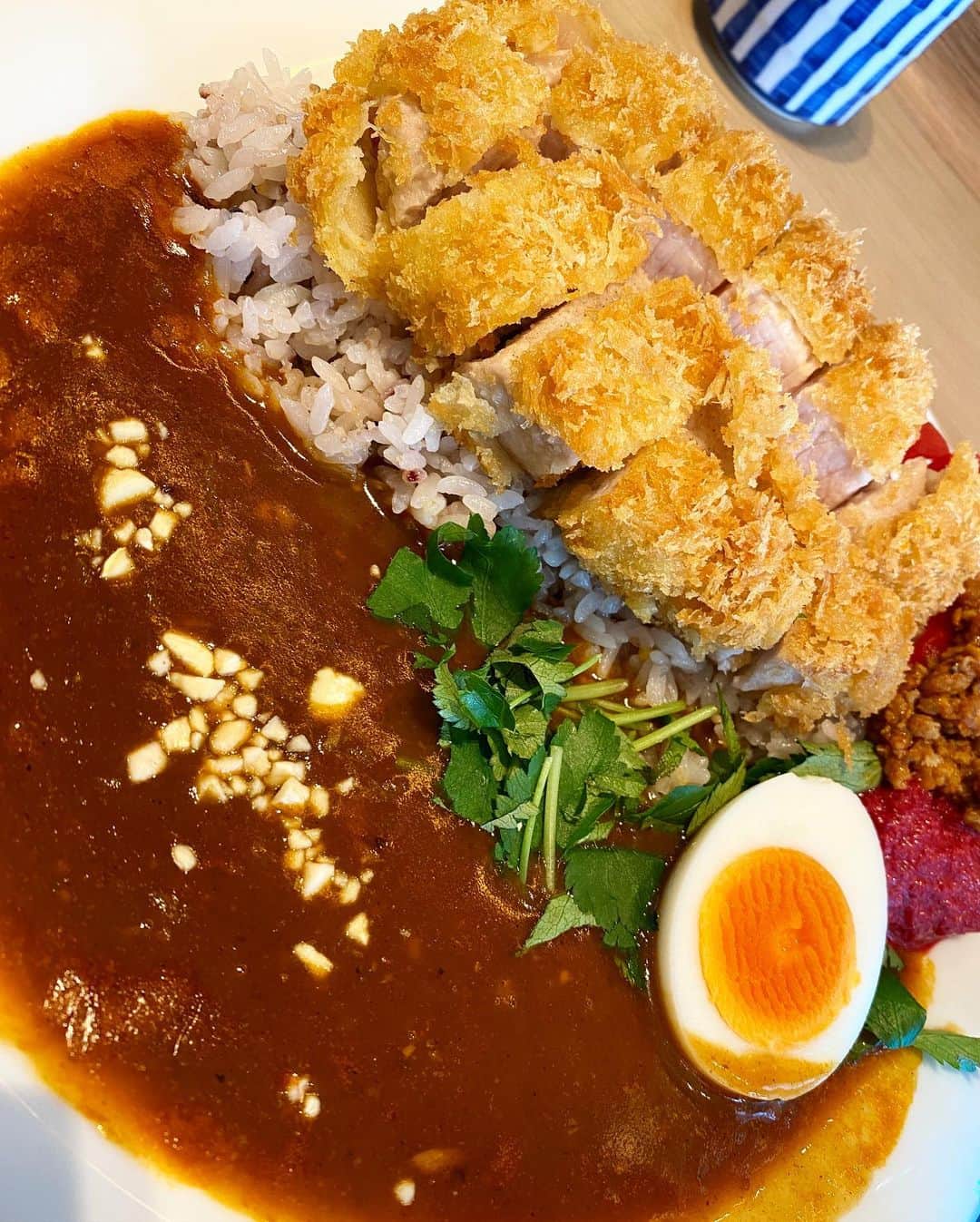 のインスタグラム：「🍛+🐖=😋  #トンカツ#かつ喜 #スパイスカレー #心斎橋ランチ #心斎橋パルコ #カレーももちろん美味しいんだが #とんかつがめちゃ美味しい #16穀米なのもポイント高し！ #絶景見ながらぺろりんちょ #百貨店で美味しいカツカレー食べられるとこなかったから最高」