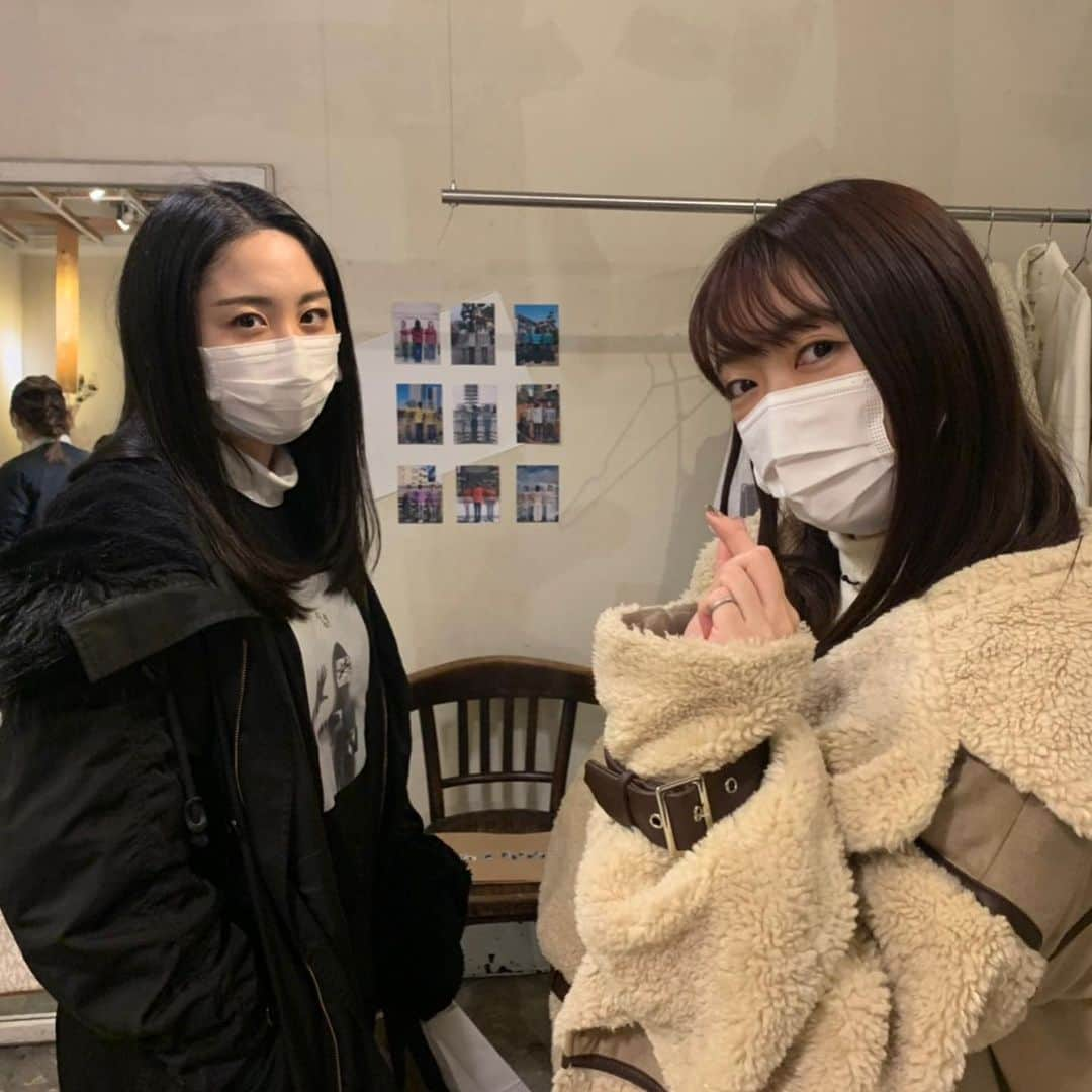 加藤梨里香さんのインスタグラム写真 - (加藤梨里香Instagram)「quaのロンT着て、お昼に1人で行って、夜に腐れ縁と合流して再び行った、私はナミカのファン✌︎ . #意味のある展示会  #同い年3人組  #散歩フレンド #ナミカ  #腐れ縁 #高校3年間同じクラス #大河内美玖  #quaグッズまたゲットした  #いぇーい  #腐れ縁と写真撮ると  #仲悪そうな顔しちゃうの癖  #これからもよろしく #息抜き」2月9日 13時55分 - ririka_kato_