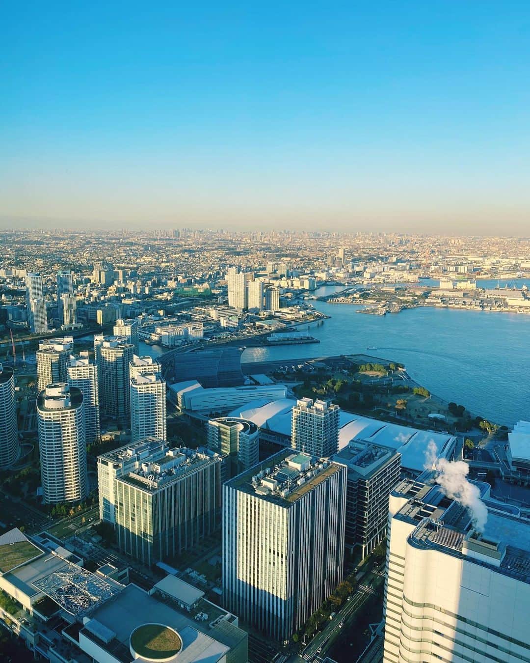 横浜ロイヤルパークホテルのインスタグラム：「快晴のみなとみらい。 遠くには東京のビル群がはっきりとご覧いただけます。」