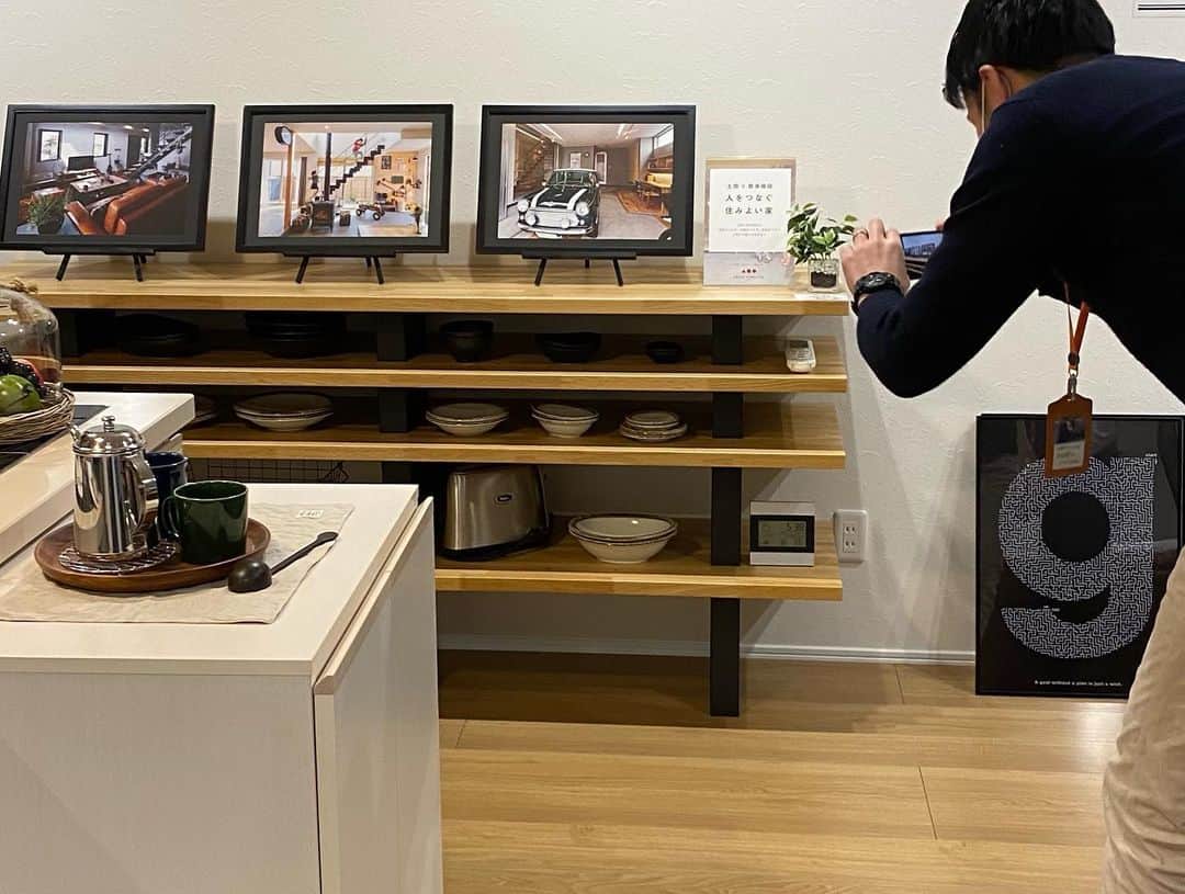 アーキ ホームライフさんのインスタグラム写真 - (アーキ ホームライフInstagram)「#  こんにちは！和泉店経営管理部の髙見です🐶 土間、鉄骨階段があると 家族、空間、景色が繋がる素敵なお家になります✨ . @homelife_gallery でたくさん 施工事例を紹介していますよ😏 . 和泉店では設えに土間と 鉄骨階段を取り入れました👼 . みんなのこだわりで イーゼルは黒がいい！ でも売っていない… . 手を真っ黒にしながら スプレーで黒にしました🤫笑 営業スタッフ、設計スタッフも ご満悦で撮影大会です📸笑 .  #階段下 #階段下収納  #階段下スペース  #ペット用品  #ペットグッズ #収納 #デッドスペース活用  #スケルトン階段 #アイアン手摺 #新築﻿ #注文住宅﻿ #家づくり﻿ #新築一戸建て﻿ #新居﻿ #自由設計﻿ #空間デザイン﻿ #戸建て﻿ #おしゃれな家」2月9日 13時52分 - archihomelife_after
