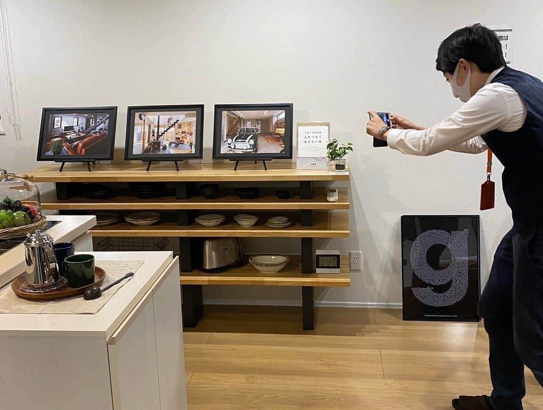 アーキ ホームライフさんのインスタグラム写真 - (アーキ ホームライフInstagram)「#  こんにちは！和泉店経営管理部の髙見です🐶 土間、鉄骨階段があると 家族、空間、景色が繋がる素敵なお家になります✨ . @homelife_gallery でたくさん 施工事例を紹介していますよ😏 . 和泉店では設えに土間と 鉄骨階段を取り入れました👼 . みんなのこだわりで イーゼルは黒がいい！ でも売っていない… . 手を真っ黒にしながら スプレーで黒にしました🤫笑 営業スタッフ、設計スタッフも ご満悦で撮影大会です📸笑 .  #階段下 #階段下収納  #階段下スペース  #ペット用品  #ペットグッズ #収納 #デッドスペース活用  #スケルトン階段 #アイアン手摺 #新築﻿ #注文住宅﻿ #家づくり﻿ #新築一戸建て﻿ #新居﻿ #自由設計﻿ #空間デザイン﻿ #戸建て﻿ #おしゃれな家」2月9日 13時52分 - archihomelife_after