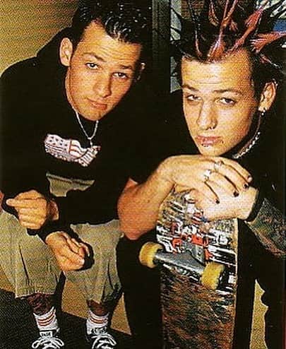 ジョエル・マッデンのインスタグラム：「2001 for me is Dickie’s shorts, a hoodie and hair gel 🥰」